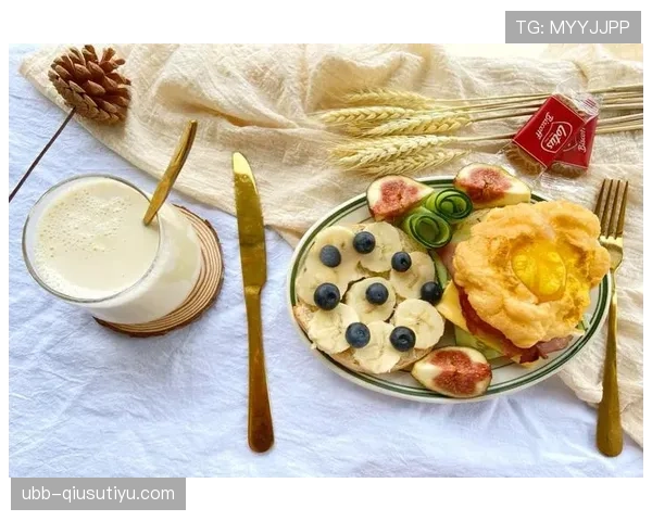 吴柳芳又发早餐照，随手一个杯子都值我半个月工资，坐那儿空气都高级感满满